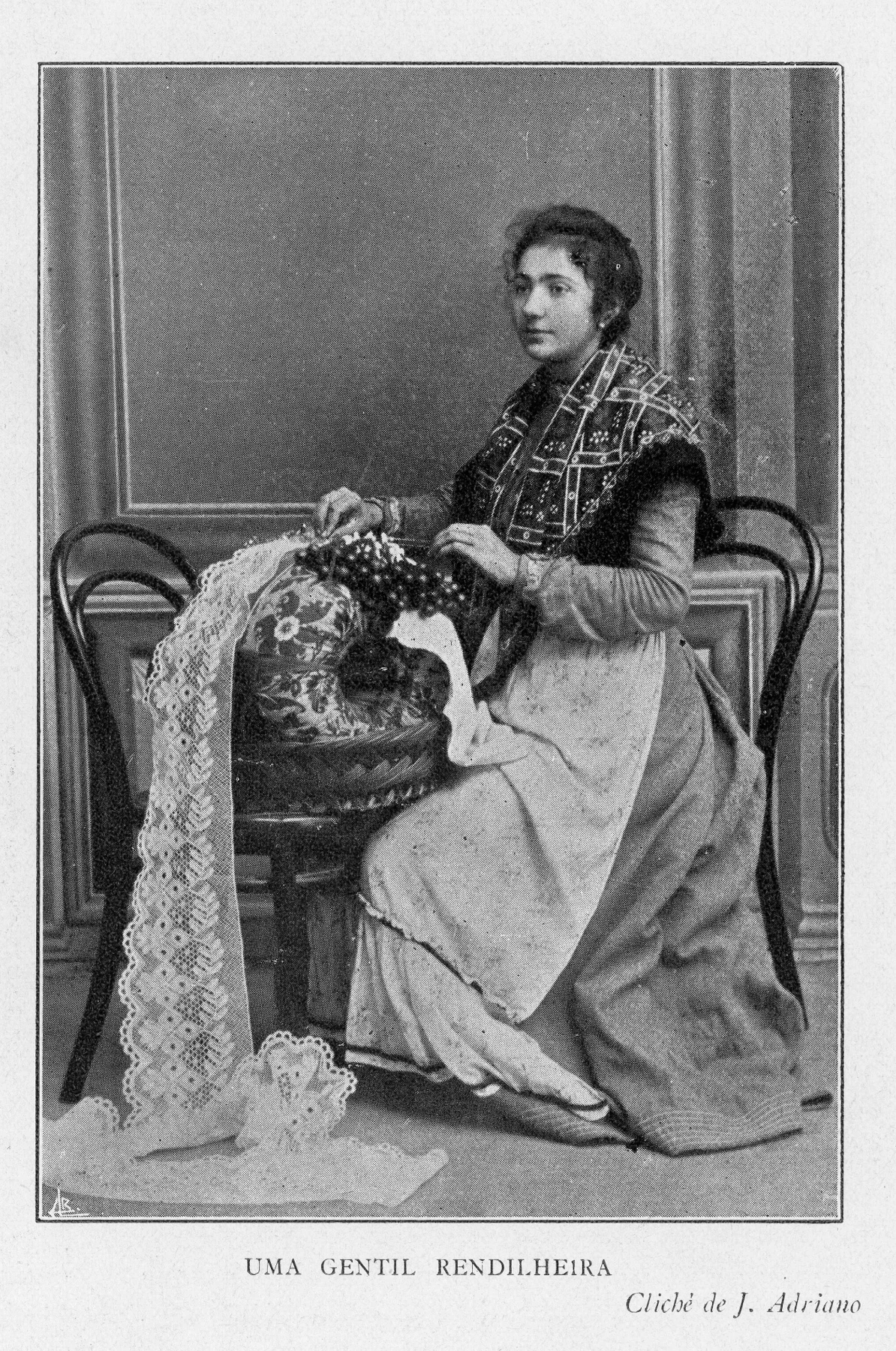 Retrato histórico de uma rendilheira sentada junto à almofada, com uma longa peça de renda